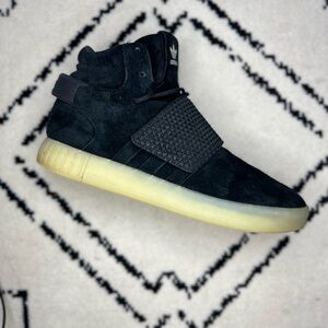 Men's Adidas Tubular Invader Strap Sneakers 9.5 Black Gum Sole EUC